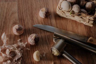 küçük sepet yeşil filiz ile solo sarımsak