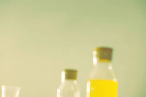 Тоноване зображення закріплені пляшки з соком, оскверненим на сірому фоні — стокове фото