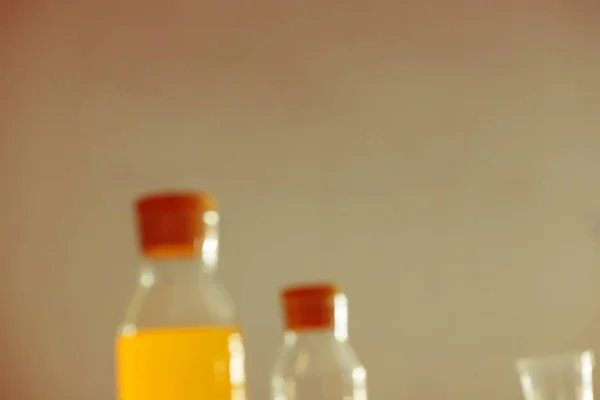 Тоноване зображення закріплені пляшки з соком, оскверненим на сірому фоні — стокове фото