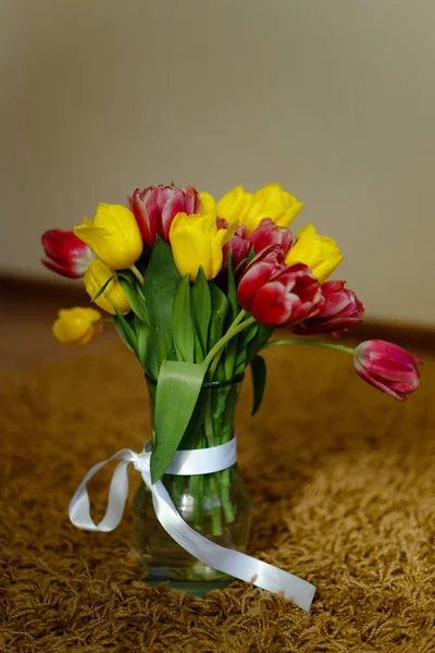 Rosa och gula tulpaner bukett — Stockfoto