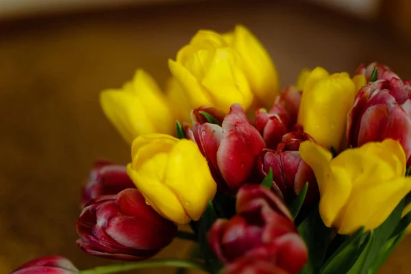 Bouquet de tulipes roses et jaunes — Photo