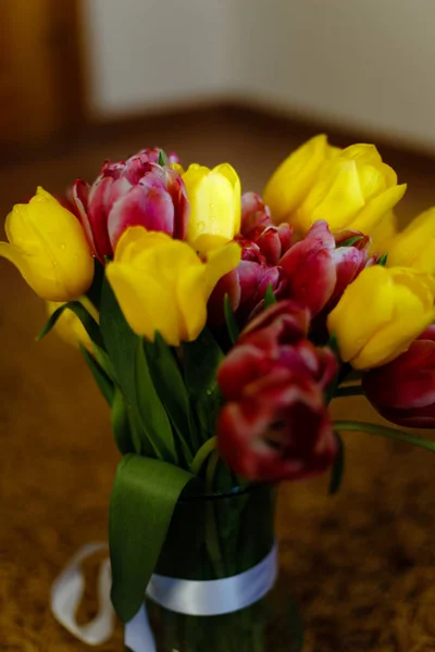 Букет из розовых и желтых тюльпанов — стоковое фото