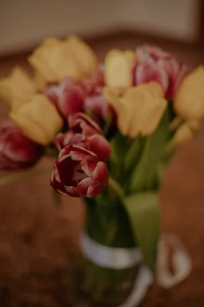 Ramo de tulipanes rosa y amarillo — Foto de Stock