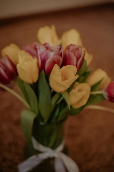 Ramo de tulipanes rosa y amarillo — Foto de Stock