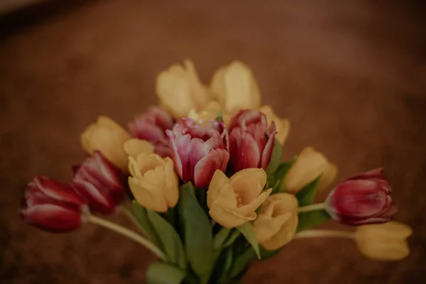 Bouquet de tulipes roses et jaunes — Photo