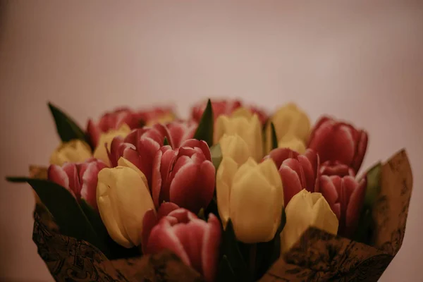 Bouquet de tulipes roses et jaunes — Photo