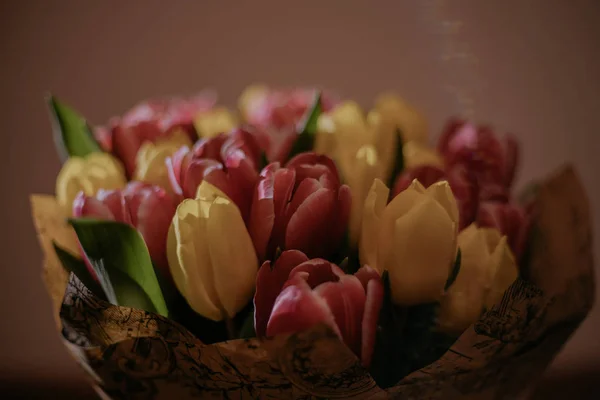 Ramo de tulipanes rosa y amarillo — Foto de Stock