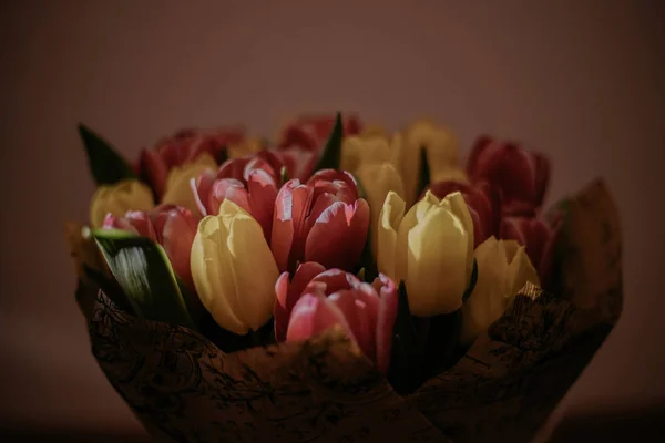 Bouquet de tulipes roses et jaunes — Photo