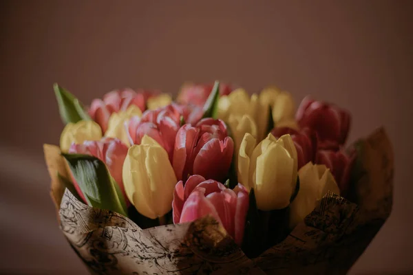 Bouquet de tulipes roses et jaunes — Photo