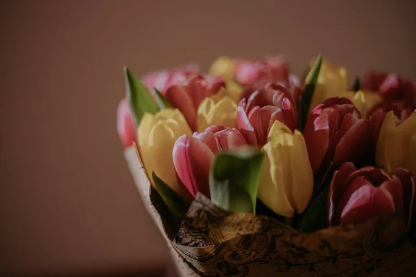 Bouquet de tulipes roses et jaunes — Photo