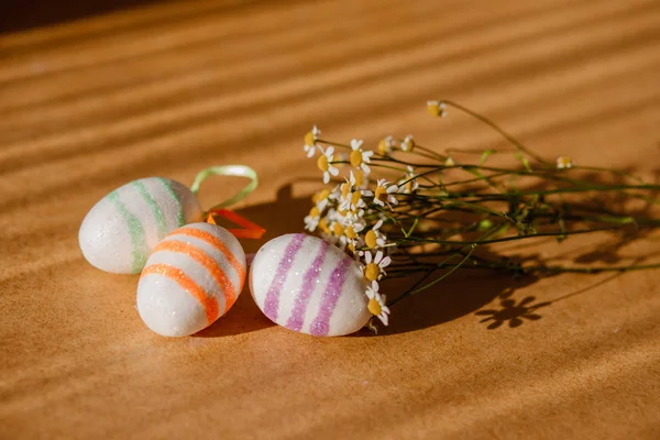 Huevos de Pascua en lentejuelas y margaritas — Foto de Stock