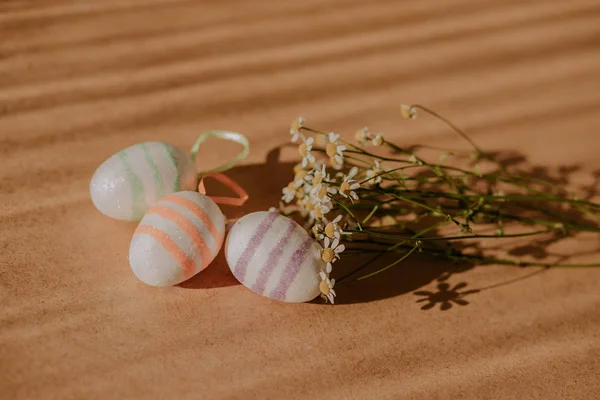 Huevos de Pascua en lentejuelas y margaritas — Foto de Stock