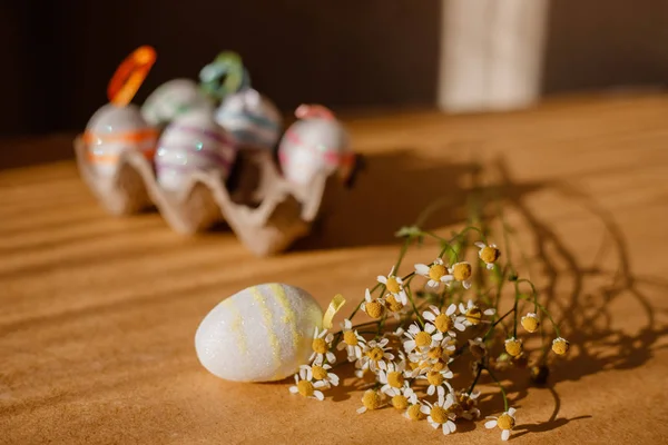 Velikonoční vajíčka v sekinkách a Daisy — Stock fotografie