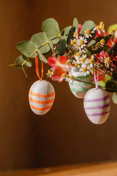 Frodig bukett och påskägg på det — Stockfoto