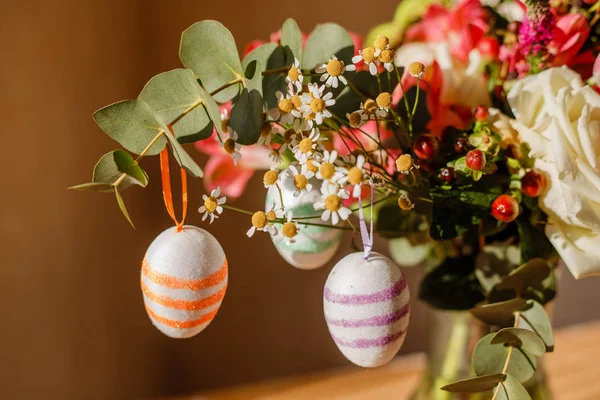 郁郁葱葱的花束和复活节彩蛋 — 图库照片
