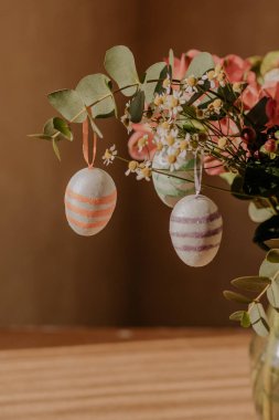 üzerinde yemyeşil buket ve Paskalya yumurtaları