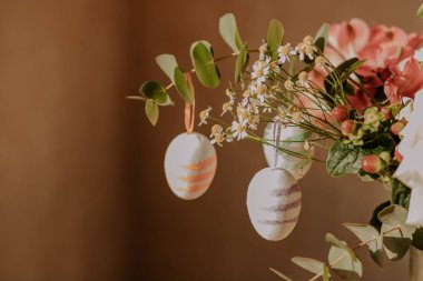 üzerinde yemyeşil buket ve Paskalya yumurtaları