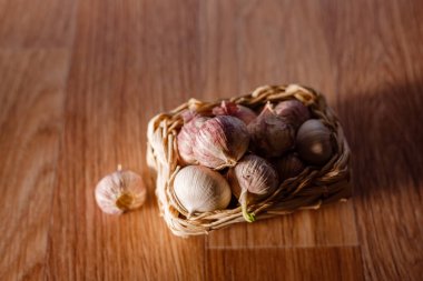 küçük sepet yeşil filiz ile solo sarımsak