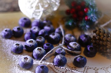 Pudralı şeker altında yaban mersini