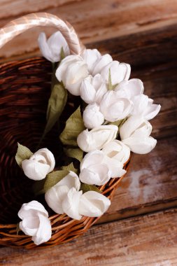 ahşap bir arka plan üzerinde el yapımı kardelen ile sepet