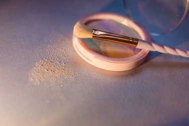 gökkuşağı vurgulayıcı ve sevimli bükülmüş makyaj fırçası yakın çekim