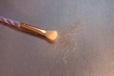 bükülmüş makyaj fırçası