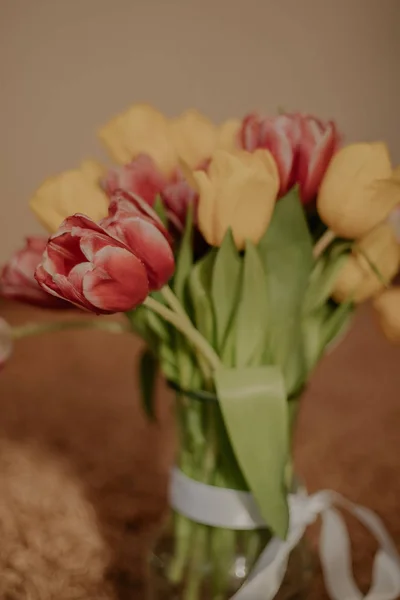 Ramo de tulipanes rosa y amarillo — Foto de Stock