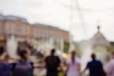 Peterhof, Rusya bulanık görüntü. Turistler park nea yürümek