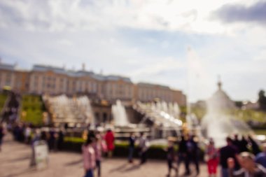 Peterhof, Rusya bulanık görüntü. Turistler park nea yürümek