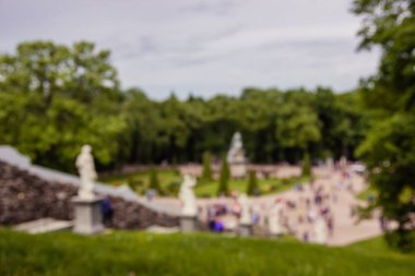 Peterhof, Rusya bulanık görüntü. Parkta yürüyen turistler