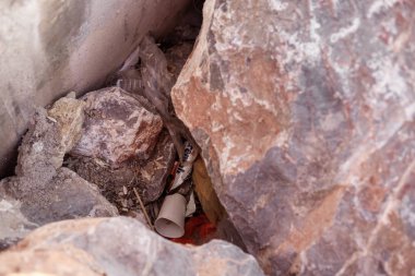 İzmir, Türkiye, 29 Temmuz 2019: Deniz kıyısındaki taşlarçöp