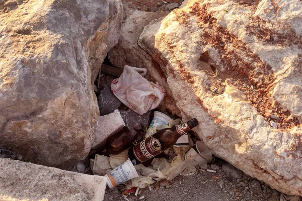 IZMIR, TURQUÍA, 29 DE JULIO DE 2019: basura en piedras en la costa del mar —  Fotos de Stock