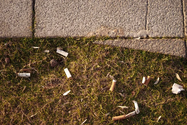 IZMIR, TURQUÍA, 29 DE JULIO DE 2019: basura en la calle —  Fotos de Stock