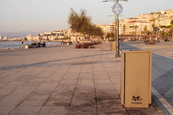 Izmir, Turecko, 29. červenec 2019: trašcan a velmi špinavé dlaždice arou — Stock fotografie