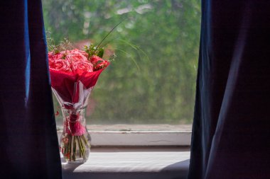 Pencere üzerinde vazo bir buket içinde pembe güller