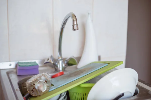 Грязная посуда и доски лежат в раковине — стоковое фото