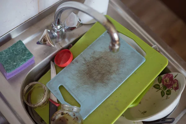 Dirty dishes and chopping boards lie in the sink — Stock Photo, Image