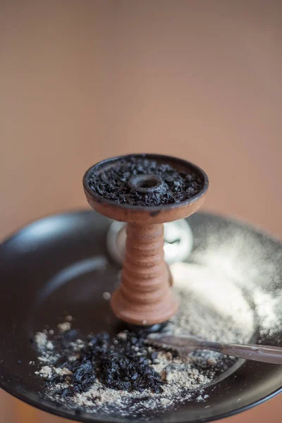 Used ceramic hookah bowl with tobacco — Stock Photo, Image