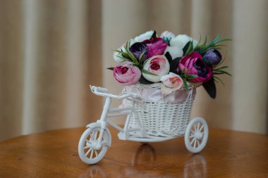 bir bisiklet şeklinde dekoratif tencerede yapay çiçekler