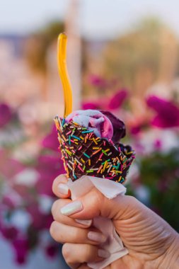 Dondurma külahı elini tutar