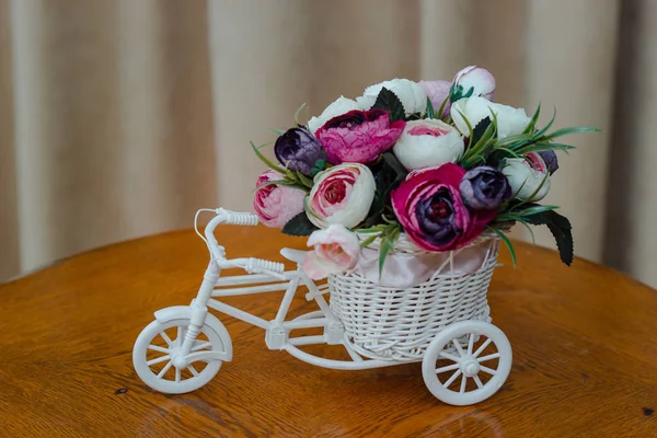 bir bisiklet şeklinde dekoratif tencerede yapay çiçekler