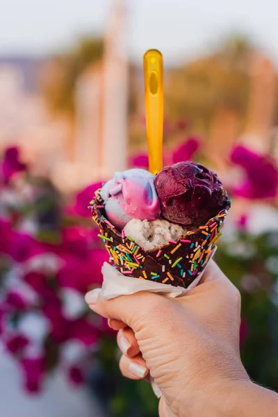 Dondurma külahı elini tutar