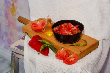 Kasede natürmort domates ve biber salatası ve kavanozda yağ whi