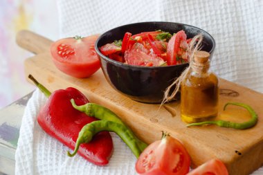 Kasede natürmort domates ve biber salatası ve kavanozda yağ whi
