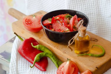 Kasede natürmort domates ve biber salatası ve kavanozda yağ whi