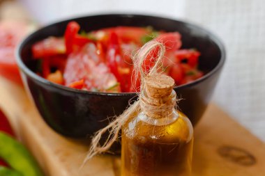 Kasede natürmort domates ve biber salatası ve kavanozda yağ whi