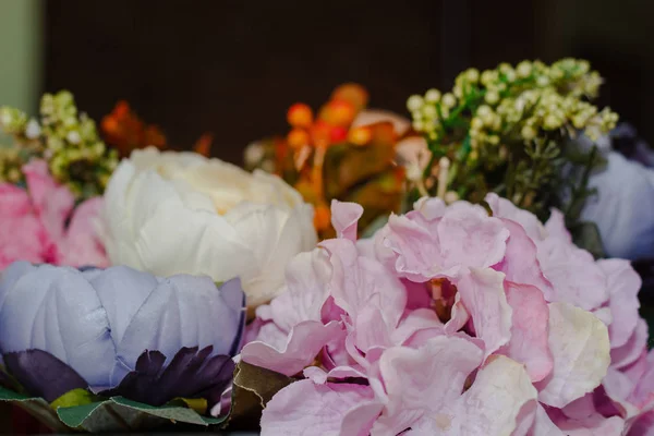 Hortensia och pioner konstgjorda blommor — Stockfoto