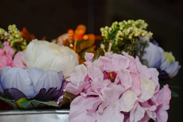 Гортензии и пионы искусственные цветы в алюминиевом ведре — стоковое фото