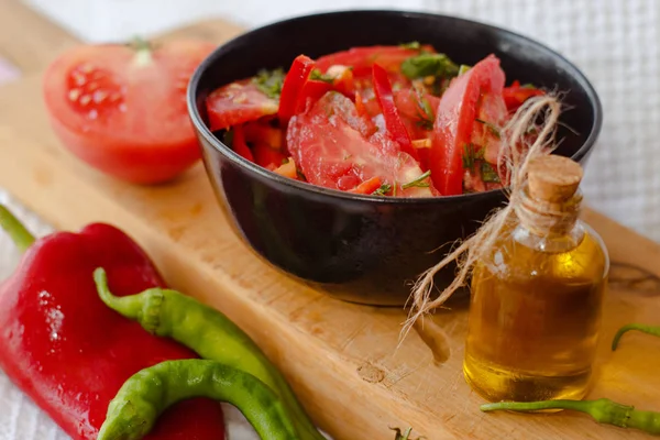 Kasede natürmort domates ve biber salatası ve kavanozda yağ whi