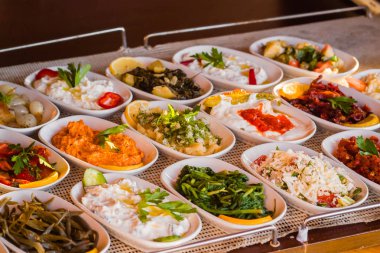 akşam güneş ışığında masada geleneksel türk mezeleri